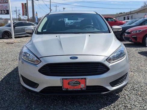 Used 2017 Ford Focus SE FWD image 2