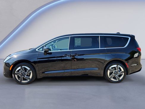 Used 2027 Chrysler Pacifica Limited FWD image 6
