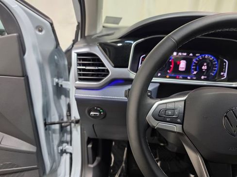 Used 2025 Volkswagen Taos SEL image 16