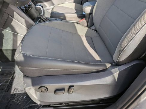 Certified 2023 Volkswagen Taos SE w/ Black Wheel Package FWD image 17