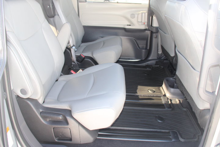 Used 2022 Toyota Sienna XLE FWD image 17