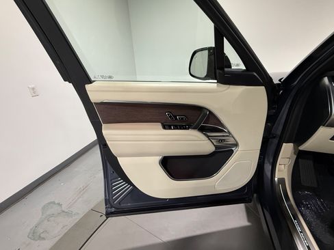 Used 2025 Land Rover Range Rover Long Wheelbase SE AWD/4WD image 12
