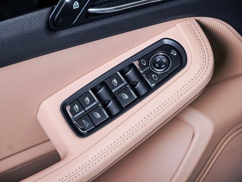 Certified 2025 Porsche Macan image 26