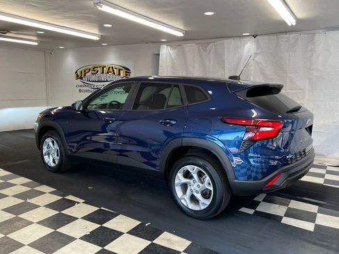 Used 2024 Chevrolet Trax LS w/ LS Convenience Package FWD image 6