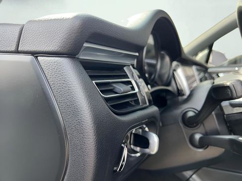 Used 2022 Porsche Macan AWD/4WD image 40