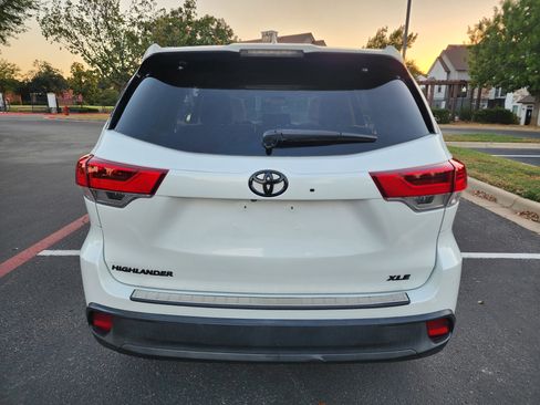 Used 2018 Toyota Highlander XLE image 6