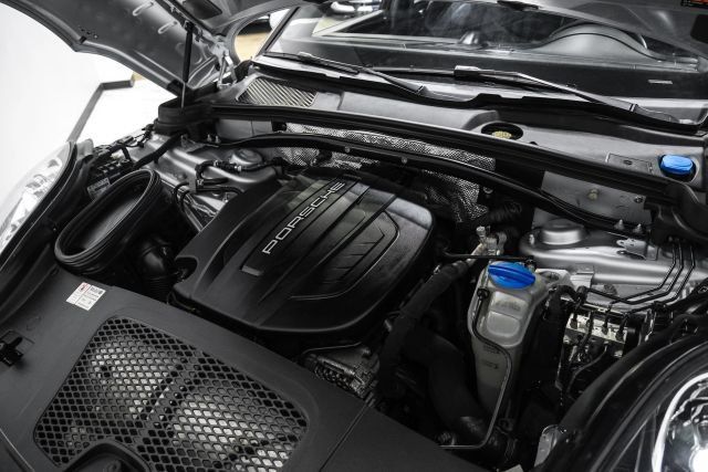 Used 2018 Porsche Macan Sport Edition AWD/4WD image 47
