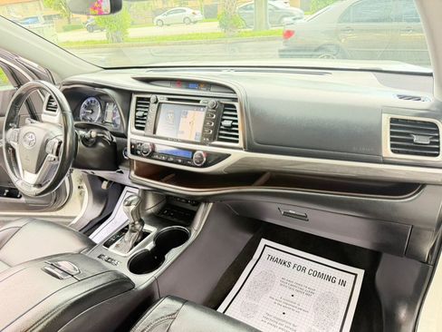 Used 2019 Toyota Highlander Limited Platinum FWD image 43