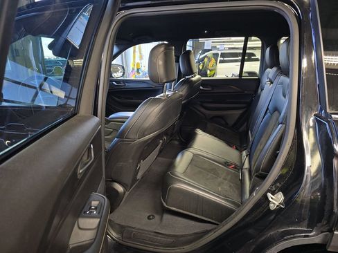 Used 2023 Jeep Grand Cherokee Altitude image 4