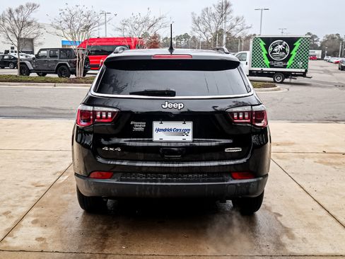 Used 2018 Jeep Compass Latitude w/ Popular Equipment Group image 9