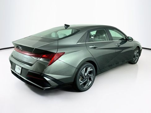 Used 2025 Hyundai Elantra Limited FWD image 9