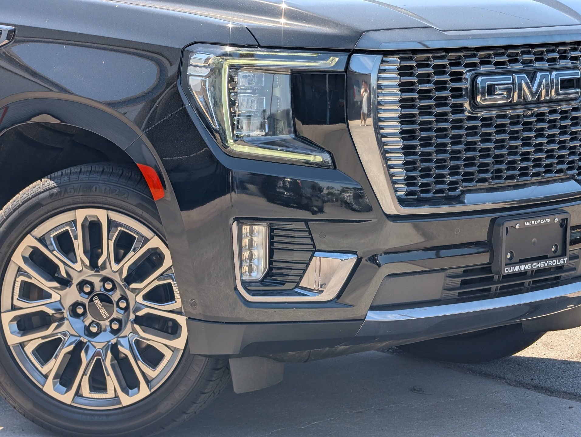 Used 2024 GMC Yukon XL Denali Ultimate AWD/4WD image 3