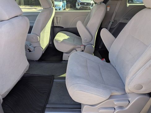 Certified 2017 Toyota Sienna L image 23