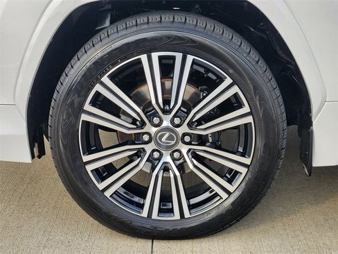 Used 2025 Lexus LX 600 4WD w/ Luxury Package image 10