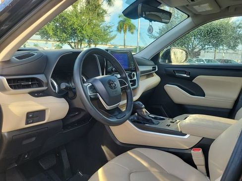 Used 2025 Toyota Highlander XLE AWD/4WD image 10