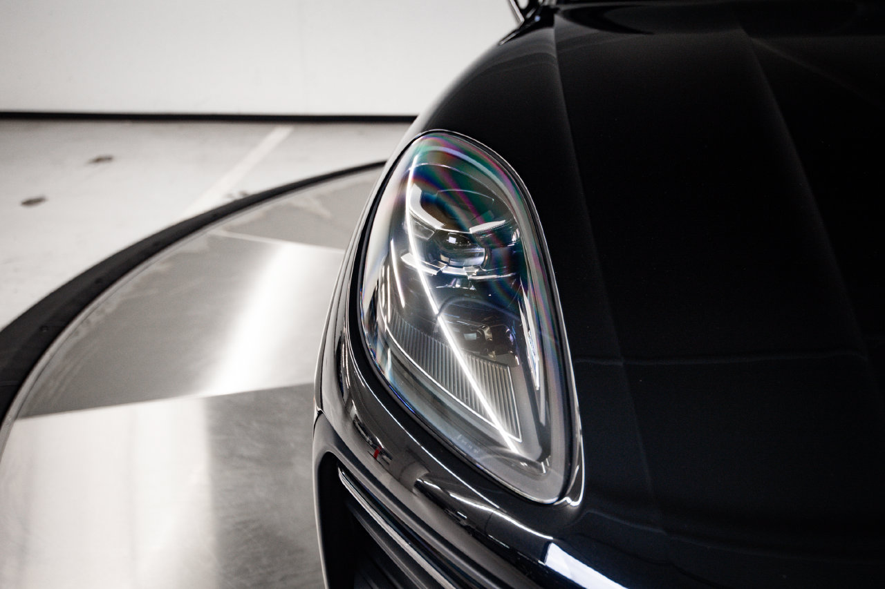 Certified 2023 Porsche Macan Turbo AWD/4WD image 13