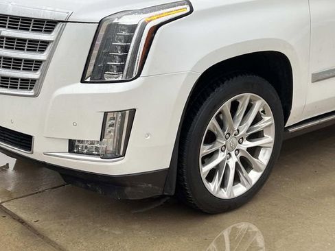 Used 2018 Cadillac Escalade ESV Premium Luxury image 9