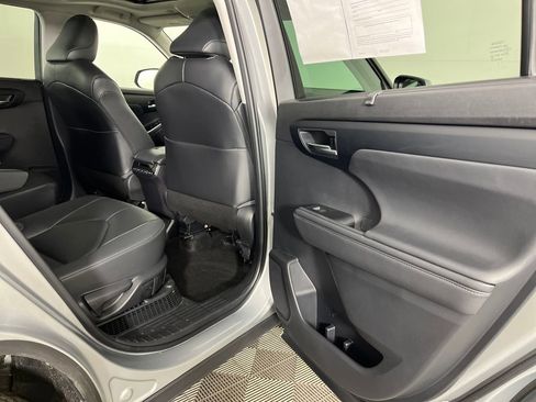 Used 2023 Toyota Highlander XLE image 23