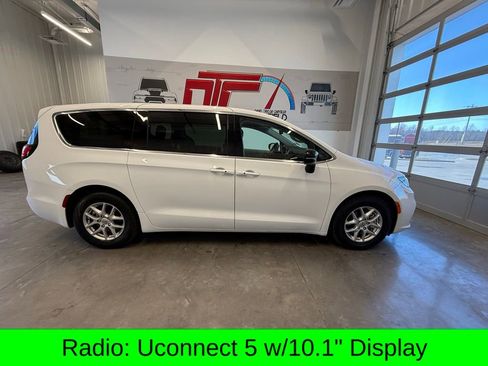 Used 2024 Chrysler Pacifica Touring-L image 2