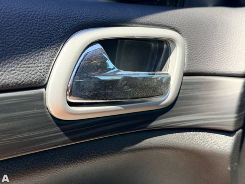 Certified 2022 Jeep Grand Cherokee Laredo X AWD/4WD image 18