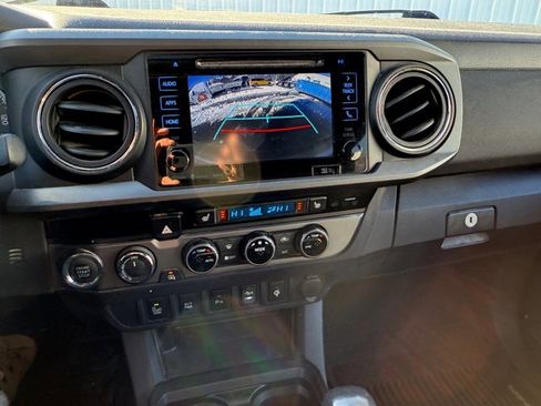 Used 2017 Toyota Tacoma TRD Off-Road image 23