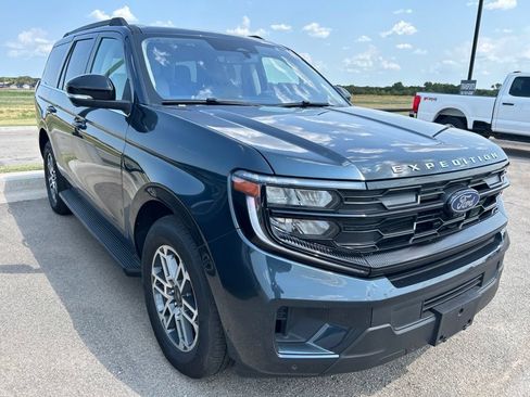 Used 2025 Ford Expedition Active RWD image 3