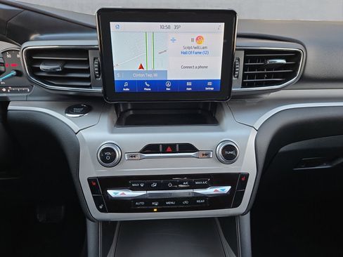 Used 2022 Ford Explorer XLT w/ Equipment Group 202A image 17