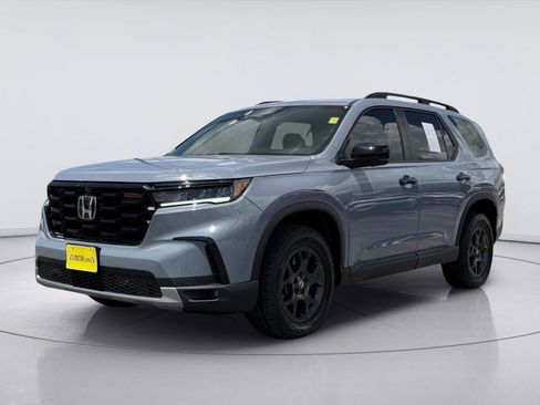 Used 2025 Honda Pilot TrailSport image 4