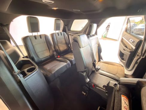Used 2017 Ford Explorer XLT w/ Equipment Group 202A AWD/4WD image 27