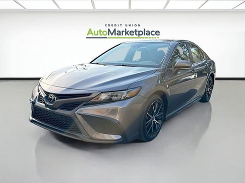 Used 2023 Toyota Camry SE image 3