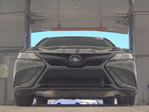 Used 2023 Toyota Camry SE FWD image 4