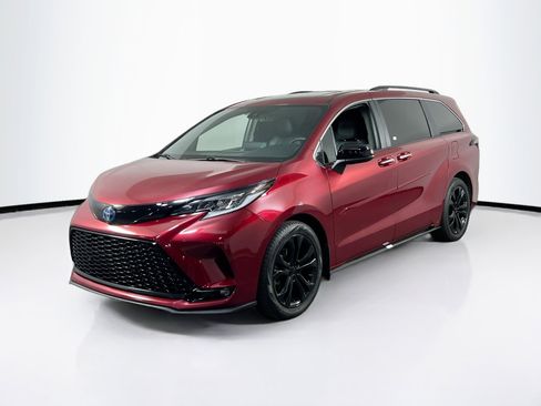 Used 2024 Toyota Sienna XSE FWD image 1