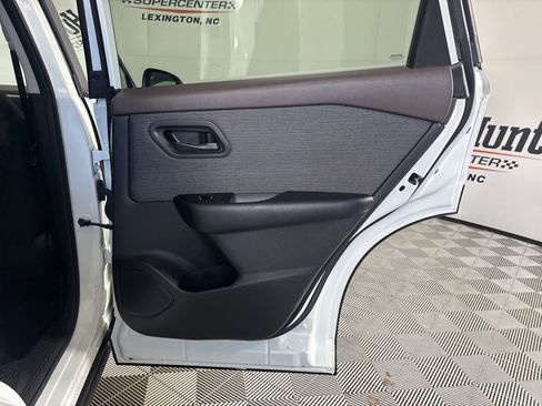 Used 2023 Nissan Rogue S image 23