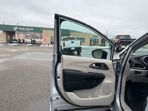 Used 2024 Chrysler Pacifica Touring-L FWD image 27