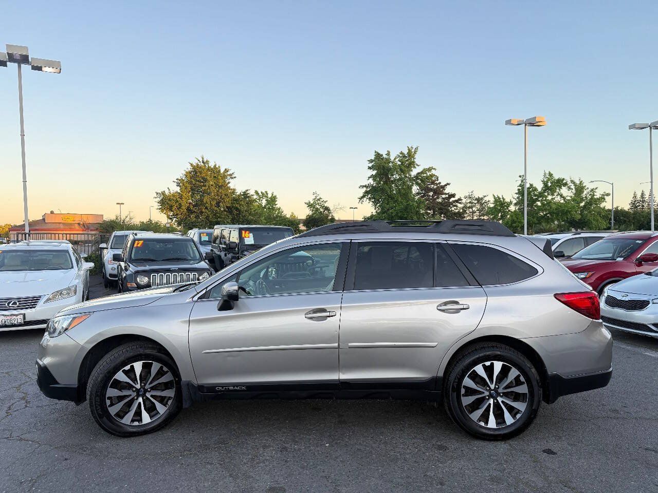 Used 2016 Subaru Outback 2.5i Limited AWD/4WD image 4
