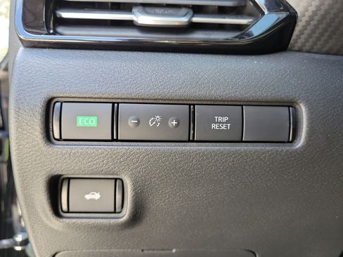 Certified 2025 Nissan Sentra SR FWD image 31