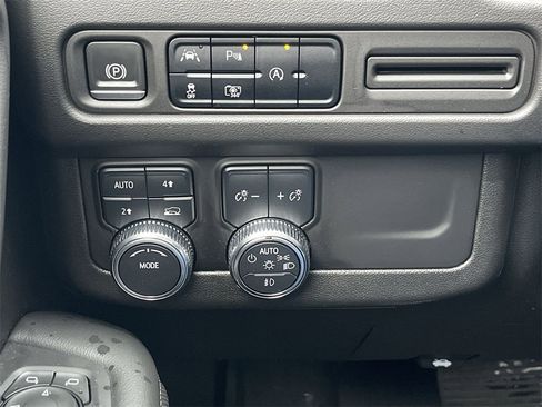 Used 2023 GMC Yukon XL SLT w/ SLT Luxury Package image 18