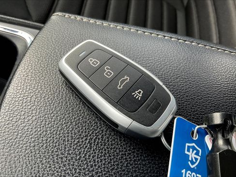 Used 2019 Ford Fusion SE image 12