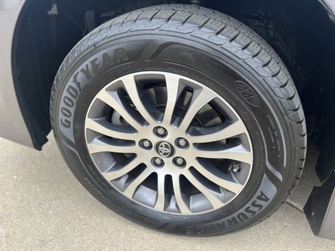 Used 2019 Toyota Sienna XLE image 26