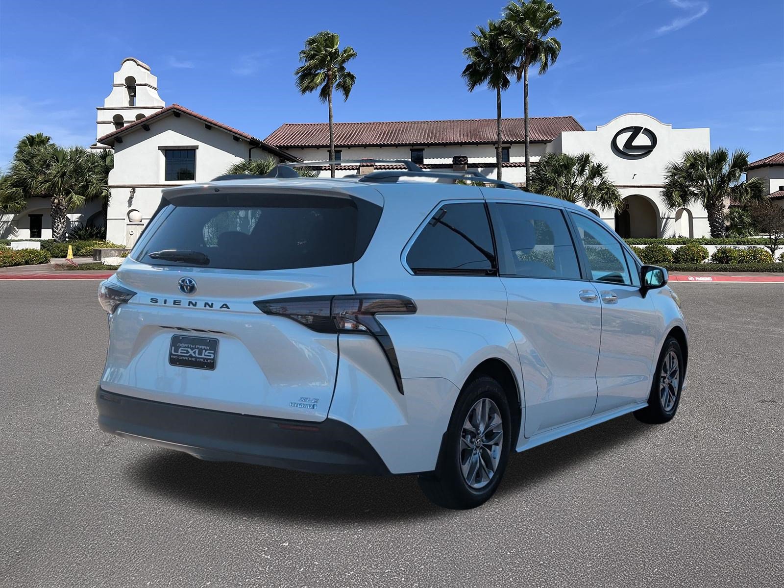Used 2023 Toyota Sienna XLE FWD image 2