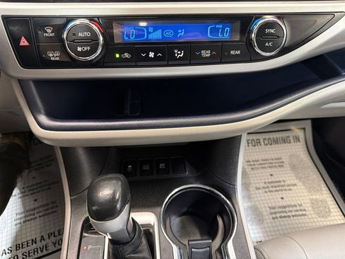 Used 2019 Toyota Highlander XLE AWD/4WD image 32