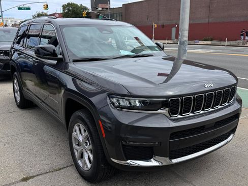 Used 2022 Jeep Grand Cherokee L Limited image 3