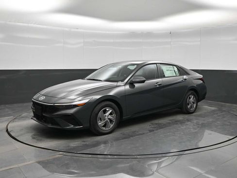 New 2026 Hyundai Elantra SE FWD image 4