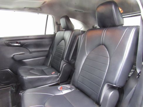 Certified 2022 Toyota Highlander XLE image 16