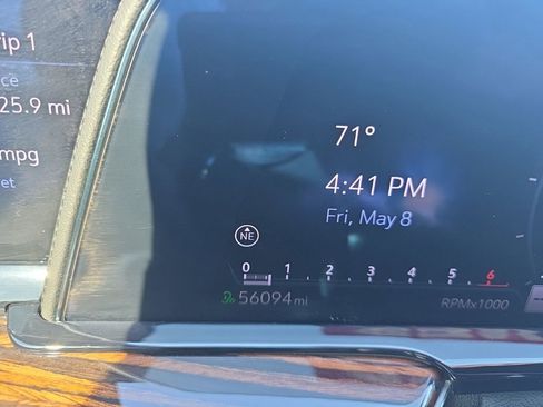 Used 2022 Cadillac Escalade Premium Luxury RWD image 18