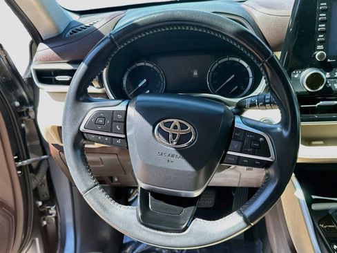 Used 2020 Toyota Highlander XLE AWD/4WD image 17