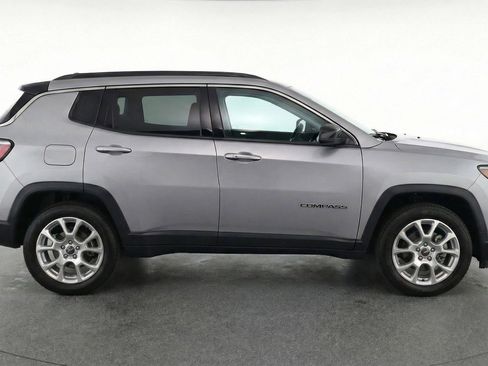 Used 2025 Jeep Compass Limited AWD/4WD image 11