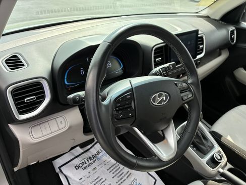Used 2025 Hyundai Venue SEL FWD image 11