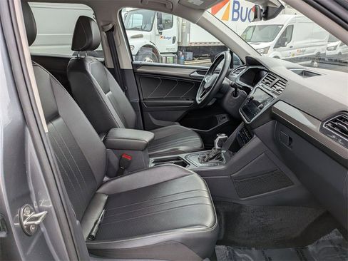 Used 2024 Volkswagen Tiguan SE image 31