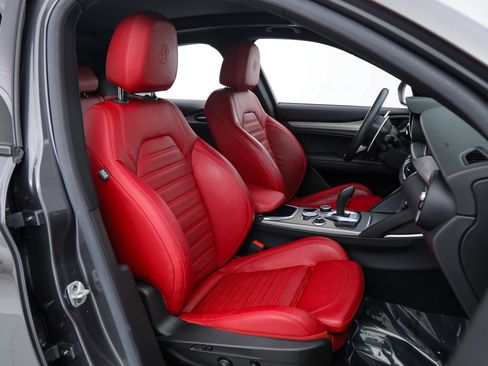 Used 2022 Alfa Romeo Stelvio Veloce AWD/4WD image 14